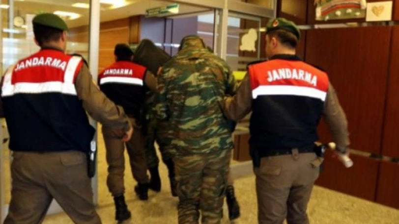 Σε «κελιά φέρετρα» οι Ελληνες στρατιωτικοί – Αιχμάλωτοι και απροστάτευτοι – Αναπνέουν από μια μικρή τρύπα! – Δείτε βίντεο
